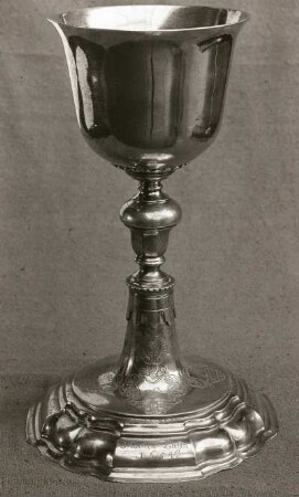 Abendmahlskelch : Abendmahlskelch. Silber, vergoldet (Höhe 24,3 cm, Durchmesser 14,9 cm (1654; Meistermarke J. C.?). Bellmannsdorf, Evangelische Kirche