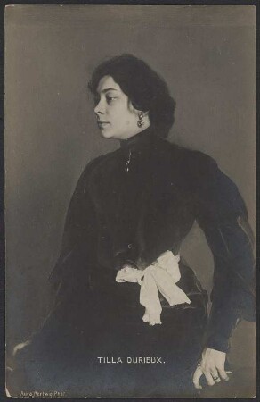 Tilla Durieux im Rollenkostüm : Tilla Durieux in einem Rollenkostüm. Fotografie (Weltpostkarte) von Aura Hertwig