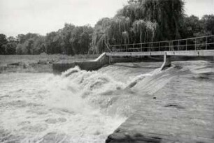 Wehr Großzschocher (Schönen), 18. Juli, 1 Woche nach Höchststand, Hochwasser Juli 1954