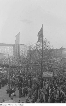 Blick auf den Karl-Marx-Platz (heutiger Augustusplatz) während der Kundgebung
