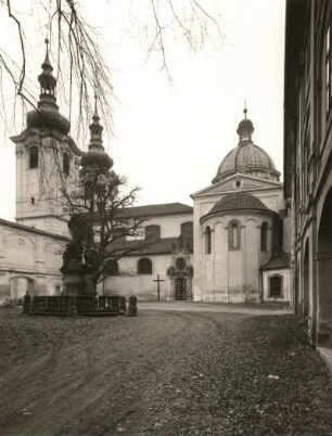 Tschechien, Nordböhmen. Doxan (Doksany bei Raudnitz an der Elbe). Prämonstratenserinnenkloster (1144 gegr.). Bau um 1200 beendet; 1709/1733 barockisiert. Ansicht mit Kuppel (Th. Haffenecker) von Südosten