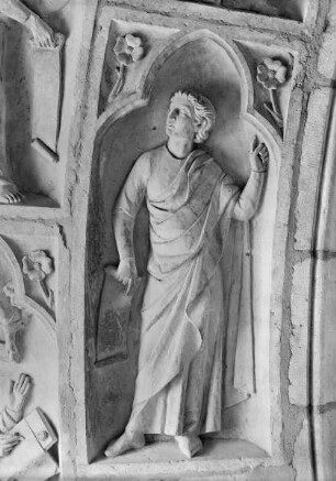 Südliches Westportal — Linke Archivolte — Johannes stehend