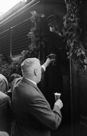 Offenburg: ein Glas Sekt für den Lokführer