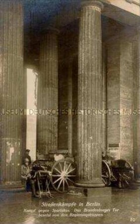 Regierungstruppen am Brandenburger Tor