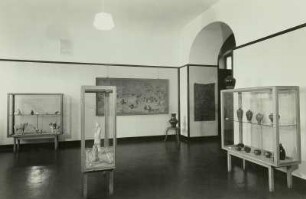 Raumaufnahme der Ausstellung "Ostasiatische Kunst und Chinoiserie", Museum für Kunsthandwerk, Dresden, 1957 : Raum 1 mit Tan-Plastik und alten keramischen Gefäßen