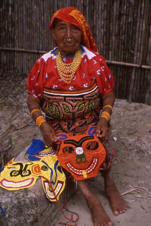 Kuna-Indianerfrau in Panama : Kuna-Indianerfrau auf den San Blas Inseln in Panama präsentiert textile Arbeiten, 1989