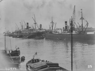 Der Hafen von Antwerpen : Blick auf eine Hafenlandschaft mit Dampfschiffen