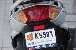 Andorra la Vella - Andorranisches Kennzeichen : Motorrad-Kennzeichen. Aufgenommen im Geschäftszentrum der Hauptstadt Andorra la Vella am 17. April 2012