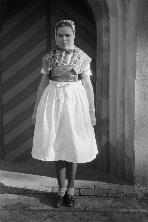 Mädchen in Schleifer Tracht in Schleife. : Holca w Slepjanskej drasće w Slepom.