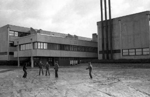 Schulzentrum Neureut. Ausquartierung von fünf Gymnasialklassen in die Waldschule in der Kirchfeldsiedlung auf Grund von Raummangel