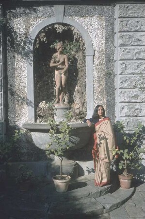 Florenz. Villa Romana. Indische Kunstkritikerin Geeti San im Garten der Villa neben einer Skulptur