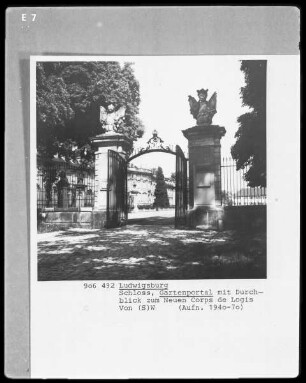 Westliches Portal am südlichen Schlossgarten
