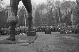 Gedenkfeier des Volksbunds Deutsche Kriegsgräberfürsorge auf dem Hauptfriedhof am Volkstrauertag.