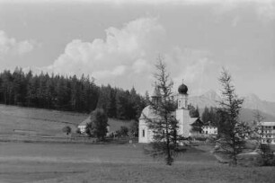 Kapelle : Kapelle am Rande einer Siedlung.
