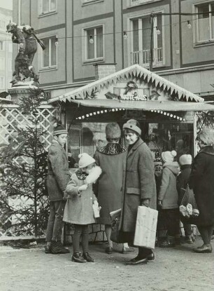 Dresden. Striezelmarkt, Weiße Gasse, Bude mit Zuckerwatte