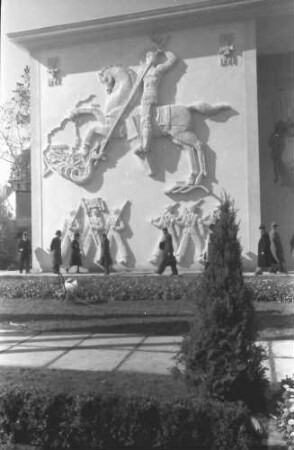 Bukarest: Reliefs an der Außenwand der Ausstellung