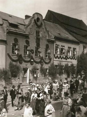 Festlicher Umzug, wohl in Mariaschein (heute Krupka-Bohosudov / Tschechien)