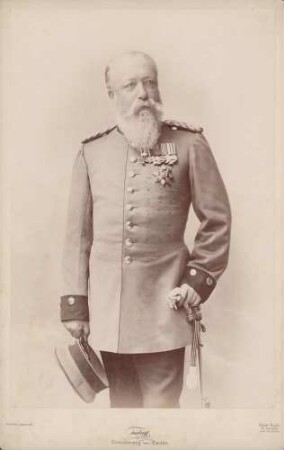 Großherzog Friedrich I. in Uniform mit Auszeichnungen, Ganzfigur.