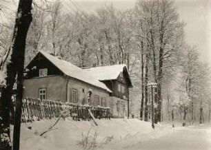 Hohwald. Gasthaus "Hohwald-Schänke" an verschneiter Straße