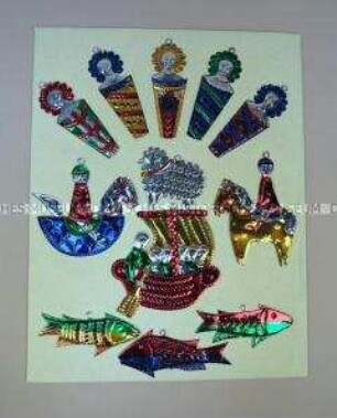 Christbaumschmuck: Tableau mit Anhängern: Wickelpuppen, Schaf, Schaukelpferd mit Reiter, Pferd mit Reiter, Segelboot mit Passagieren und Fische