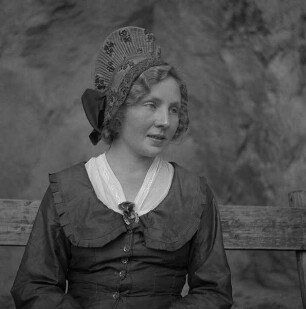 Frau in Wachauer Tracht