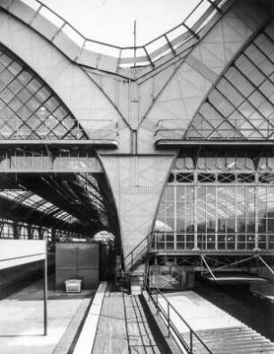 Hauptbahnhof (1893-1898; Ernst Giese, Paul Weidner). Westseite der Bahnsteighallen. Teilansicht mit Knotenpunkt der Stahltragwerke von Nordhalle und Mittelhalle. Rechts Laufsteg für Personal an der Hallenschürze zum Queren der Mittelhalle : Dresden-Altstadt, Am Hauptbahnhof 4. Hauptbahnhof (1893-1898; Ernst Giese, Paul Weidner). Westseite der Bahnsteighallen. Teilansicht mit Knotenpunkt der Stahltragwerke von Nordhalle und Mittelhalle. Rechts Laufsteg für Personal an der Hallenschürze zum Queren der Mittelhalle