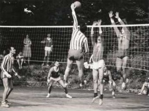 Internationale Studenten-Volleyballwettkämpfe im Juni 1966 auf den Sportstätten der TU Dresden, Zellescher Weg. Schmettern und Abblocken am Netz