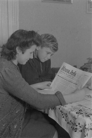 Die sorbische Zeitung Nowa doba wird abonniert. : Nowa doba, nowiny za serbski lud so abonuje.