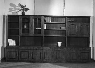 Anbauwand : Berlin. VEB Möbelkombinat Berlin (MKB). Hausmesse, 1986. Anbauwand. Holz, folienbeschichtet in Eichenholzoptik, rustikal (1986; VEB Möbelkombinat Berlin (MKB))