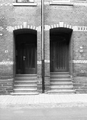 Schöneck, Neue Schulstraße 14/16. Wohnhäuser. Hauseingänge