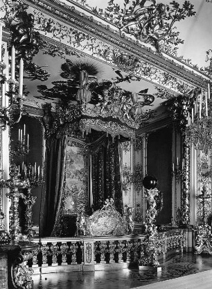 Chiemsee. Neues Schloss Herrenchiemsee. Schlafzimmer im Nordflügel (1880-1885; P. Perron)