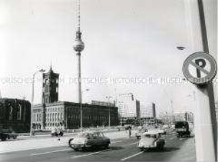 Stadtansicht von Berlin (Ost) mit Rotem Rathaus und Fernsehturm