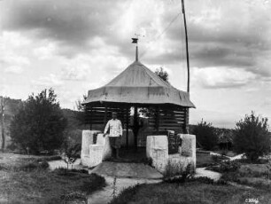 Meteorologische Station in Moschi : Ein Mann vor der meteorologischen Station in Moschi am Kilimandscharo