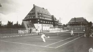 Altenberg, Berghof "Raupennest", Ansicht mit Tennisplatz