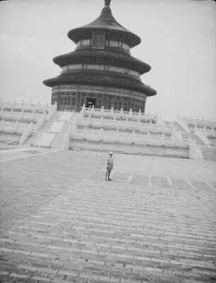 Reise nach China. Peking. Himmelstempel : Halle der Ernteopfer“ (1420, Neubau 1890) im nördlichen Bezirk der Tempelanlage. Ansicht mit Martin Schwind