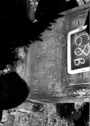 Grabstein 68 (Index: 100109959) Material: Sandstein Zustand: leicht verwittert Maße HxBxT: 132x53x20 cm Beschreibung: Stele, Sockel, Rundbogenabschluß, Schriftfeld eingetieft mit Rundbogenfries Symbolik: Rundbogenfries: Grabstein 68B
