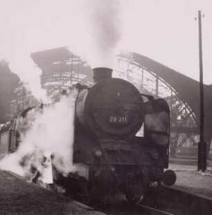 Personenzuglokomotive der Baureihe 39 (Borsig, 1922ff) vor der Halle des Leipziger Hauptbahnhofs