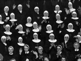 Beifall klatschende Nonnen während der Seligsprechung Edith Steins von Papst Johannes Paul II. im Stadion in Köln