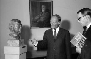 Freiburg: Rathaus, amerikanischer Generalkonsul in Stuttgart, James R. Ruchti, Oberbürgermeister Keidel, vor Staudinger Büste