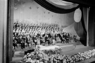 Tag des Lehrens, Auszeichnung der Verdienten Lehrer des Volkes in der Deutschen Staatsoper Berlin : Blick auf die Bühne