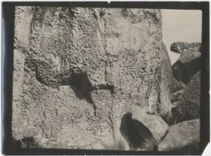 Lochverwitterung in einer Schlucht der Vulkantafel westlich von Curahuara de Carangas