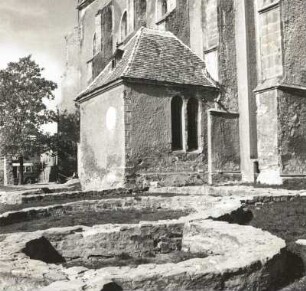 Keszthely, Ungarn. Bei Ausgrabungen freigelegte Grundmauern an der Ostseite der Franziskanerkirche (14. Jh.)