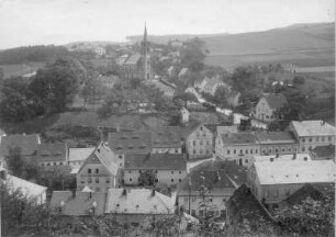 Berggießhübel (Bad Gottleuba-Berggießhübel). Stadtteilansicht mit Pfarrkirche (1875/1876; H. Altendorff) von Nordwest