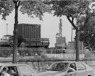 Verladung von Militärtechnik und Containern der 1. Gardepanzerarmee im Güterbahnhof Dresden-Neustadt. Containerumschlag von Lastkraftwagen auf Güterwagen mit Autodrehkran : Dresden-Neustadt. Verladung von Militärtechnik und Containern der 1. Gardepanzerarmee im Güterbahnhof Dresden-Neustadt. Containerumschlag von Lastkraftwagen auf Güterwagen mit Autodrehkran