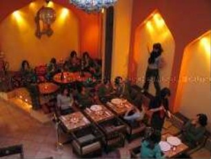 Inszenierte Szene in einer Shisha-Bar: Jugendliche mit ihren "Klonen" (Prämiertes Foto, Imaging-Special)