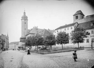 Weida, Blick über den Marktplatz zum Rathaus. Rechts der Turm der ehemaligen Peterskirche