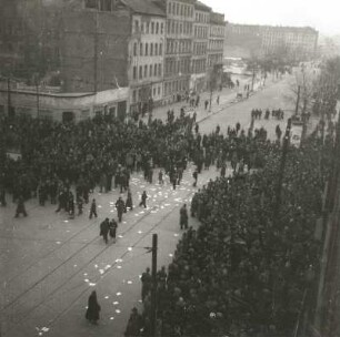 West-Berlin. Menschenansammlung an der Sektorengrenze (Brunnenstraße)