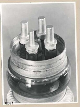 Tetrode HF 2825, Sockel von unten; Foto, 1953