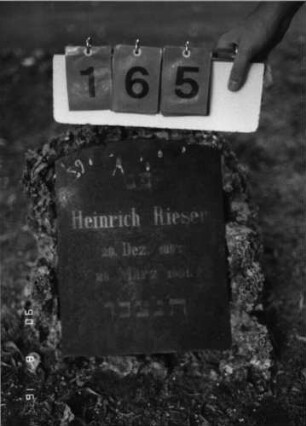 Grabstein 165 (Index: 99618223) Maße HxBxT: 57x44x38 cm Besonderheit: Kindergrab: Grabstein 165