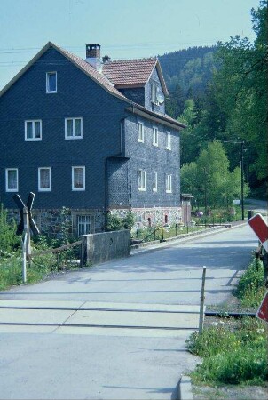 unbeschrankter Bahnübergang, Wohnhaus